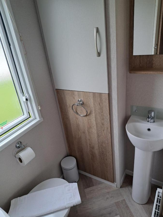 Our Kingfisher 34-4 Persons With Private Hot Tub-Pet Friendly-Tranquil Holiday Away From It All Yet Not Far From St Austell- The Holiday Home Has Two Bedrooms, Living And Dining Area, Equipped Kitchen-Decking-Outdoor Furniture-Fishing Lakes-Perfect Grampound Eksteriør billede