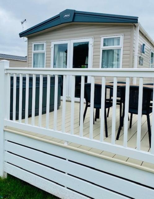 Our Kingfisher 34-4 Persons With Private Hot Tub-Pet Friendly-Tranquil Holiday Away From It All Yet Not Far From St Austell- The Holiday Home Has Two Bedrooms, Living And Dining Area, Equipped Kitchen-Decking-Outdoor Furniture-Fishing Lakes-Perfect Grampound Eksteriør billede